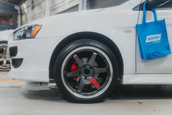 Quels sont les meilleurs produits pour enlever les taches de goudron sur une moto?