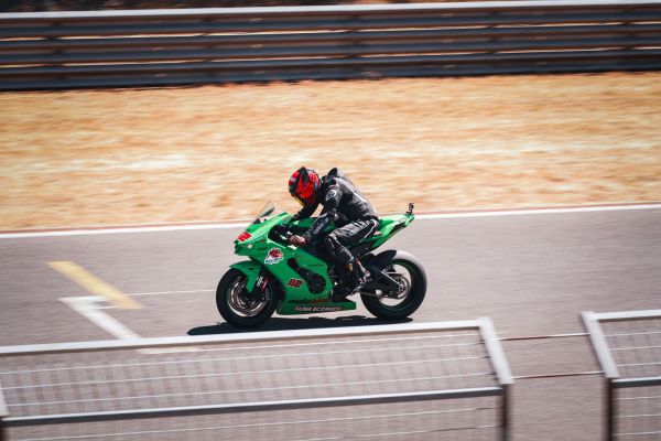 Comment installer un kit de protection de cadre en carbone sur une moto de compétition ?