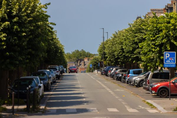 Comment les nouveaux dispositifs d'alerte de trafic transversal améliorent-ils la sécurité lors des sorties de stationnement en ville?