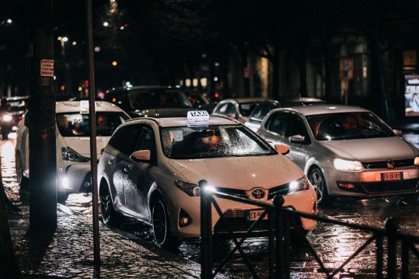 Comment les nouvelles technologies de charge rapide influencent-elles la gestion des taxis électriques en centre-ville?