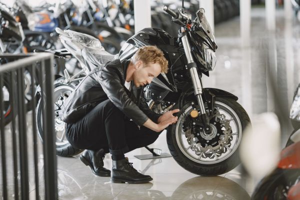 Comment les systèmes de détection de pression des pneus influencent-ils la sécurité des motos?
