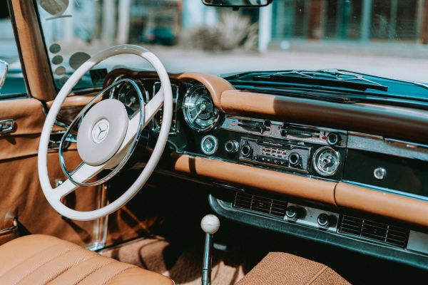 Quels sont les avantages d'un système de direction assistée électrique sur une voiture ancienne?