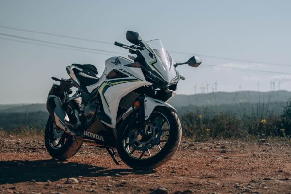 Quels sont les meilleurs produits pour enlever les taches de goudron sur une moto?